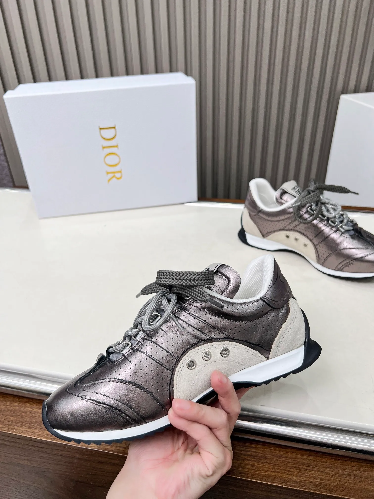 👟👟Ex-factory price 560👟👟 This D-Sketch sneaker is a new product of the 2025 spring and summer ready-to-wear series, highlighting the classic retro aesthetics. Crafted from gold-tone crinkled sheepskin and gold-toned laminated calfskin, it features a printed logo inspired by the shoe's production stages, as well as beige suede calfskin panels and double laces. Hand-written Christian Dior Paris signature on the side, Christian Dior Paris signature panels and plaques on the heel and tongue. Paired with two-tone slim rubber soles, they add a touch of couture to any casual look. Code number: 35~45 Color: black white gold silver